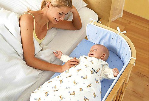 Кроватку ребенка можно поставить рядом с матерью.